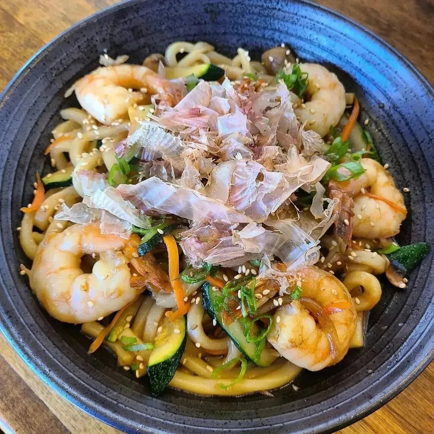 🚨🚨Weekend Special!!🚨🚨

Nothing beats warming up to a bowl full of noodles. Head in to Kuji and pick up a Shrimp Yaki Udon today!

Carrots
Zucchini
Mushroom
Onion
Bonito Charred Soy Sauce
Katsuobushi

See you at Kuji!!

#woodland #davis #ono #nood