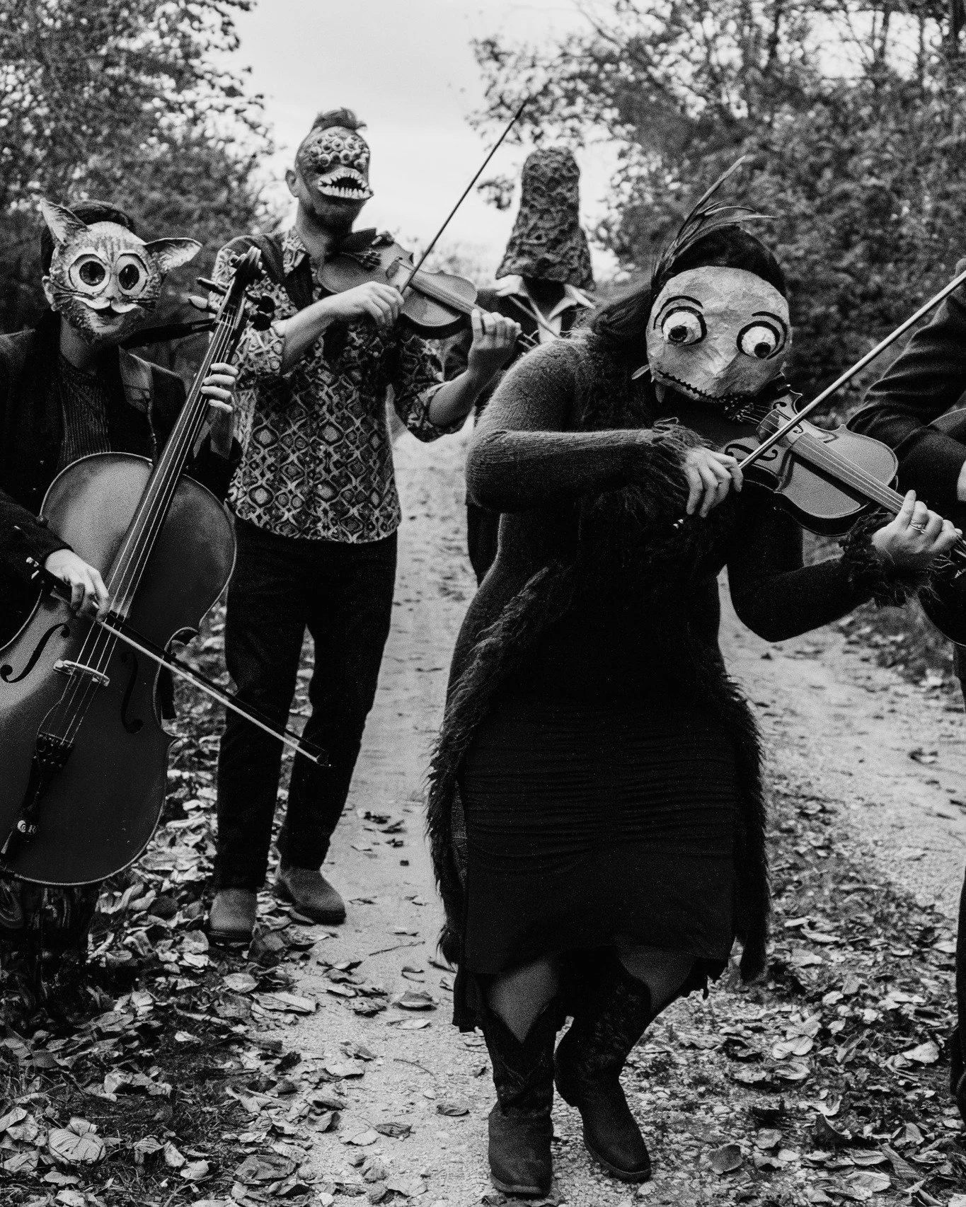 Imagine strolling down a country road and stumbling upon this band 😳😎🥰
@wearedebutants 

#smileyfacemedia #indiananewgrass #photography #bandphotography #photoartwork