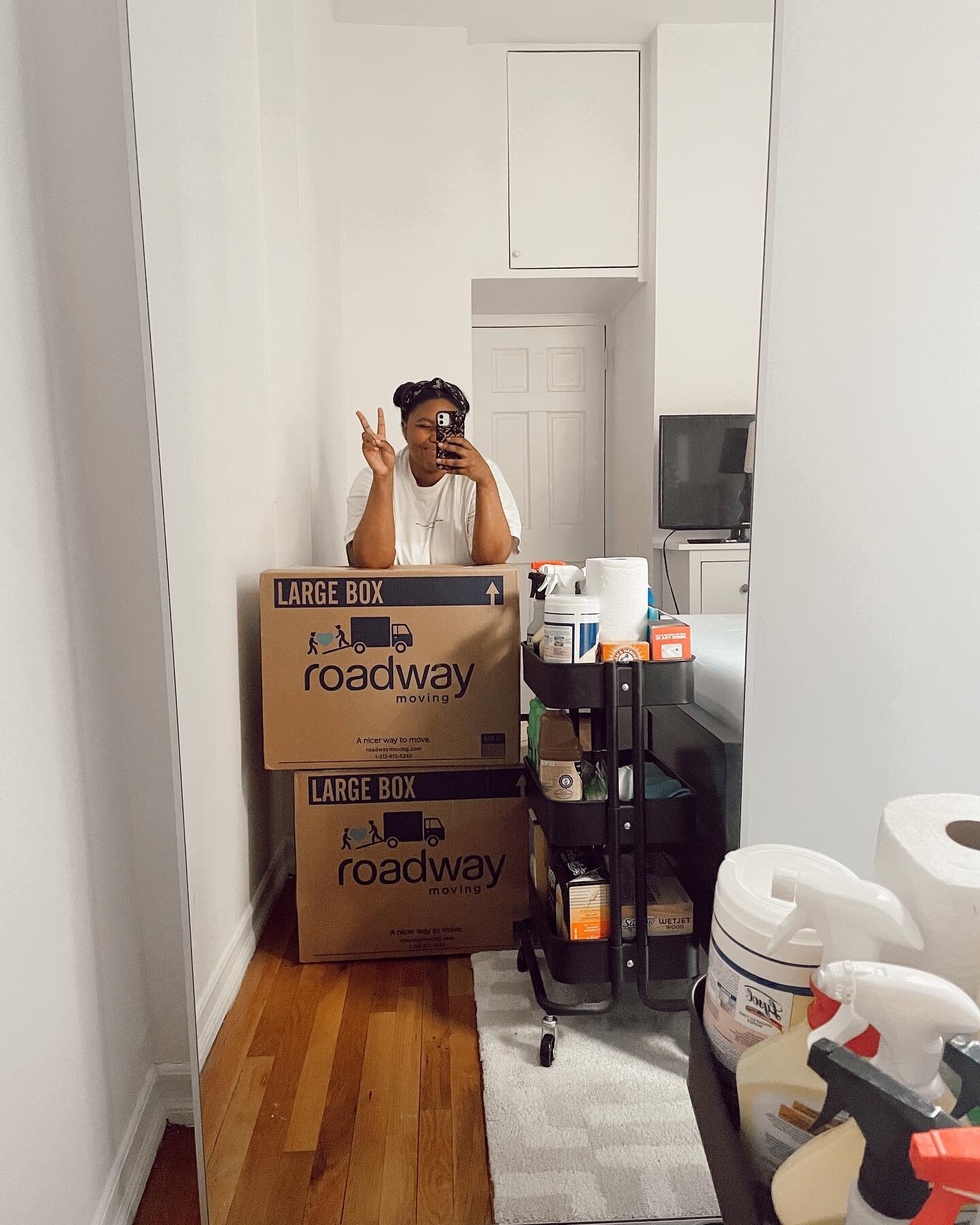 welcome to my {new} crib!!
 
Over the past week, I said a bittersweet goodbye to my first NYC apartment and hello to a brand new space. After many, many DIY moving experiences, it was time to finally consider hiring movers. Enter @roadwaymoving! Hand