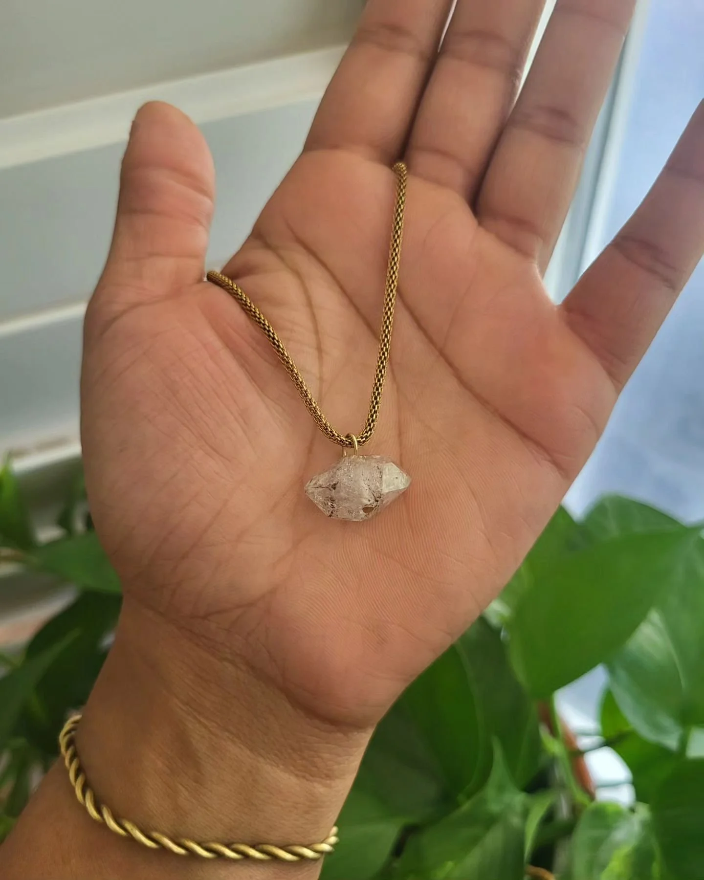 Hi it's me over here, always trying to give Herkimer diamond it's MOMENT. 🫶 Over seven years I've worked with stones and it's in my top three. Id prefer Herkimer honestly over a real diamond. It's perfect imperfections. 🦋
I focused on this stone he