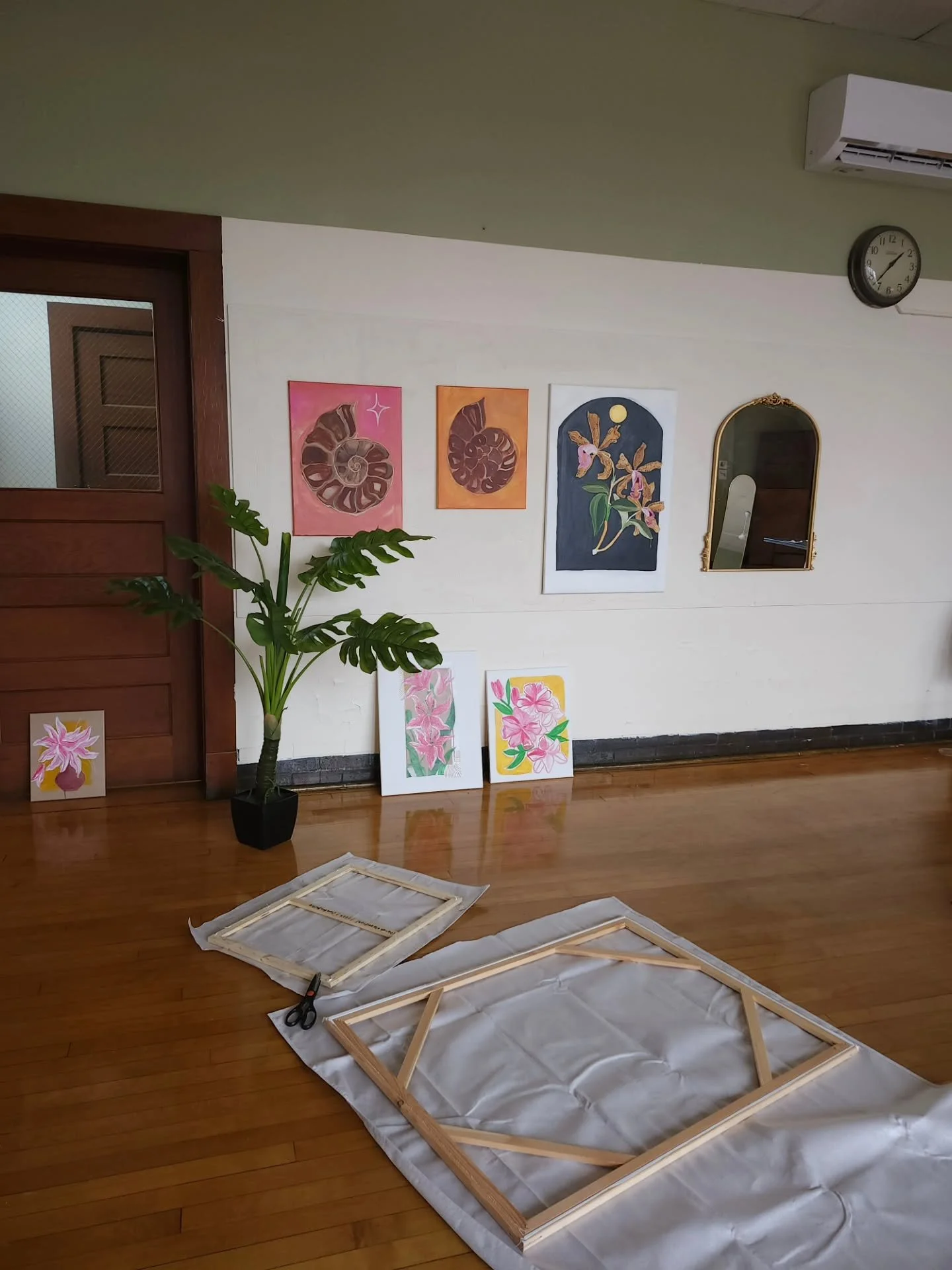 Still trying to decide whether I should paint over these Ammonites or keep working on them! 
  Yesterday I tackled a project I've been thinking about for the past few weeks and stretched some new canvases using some old wood frames I had! Im obsessed