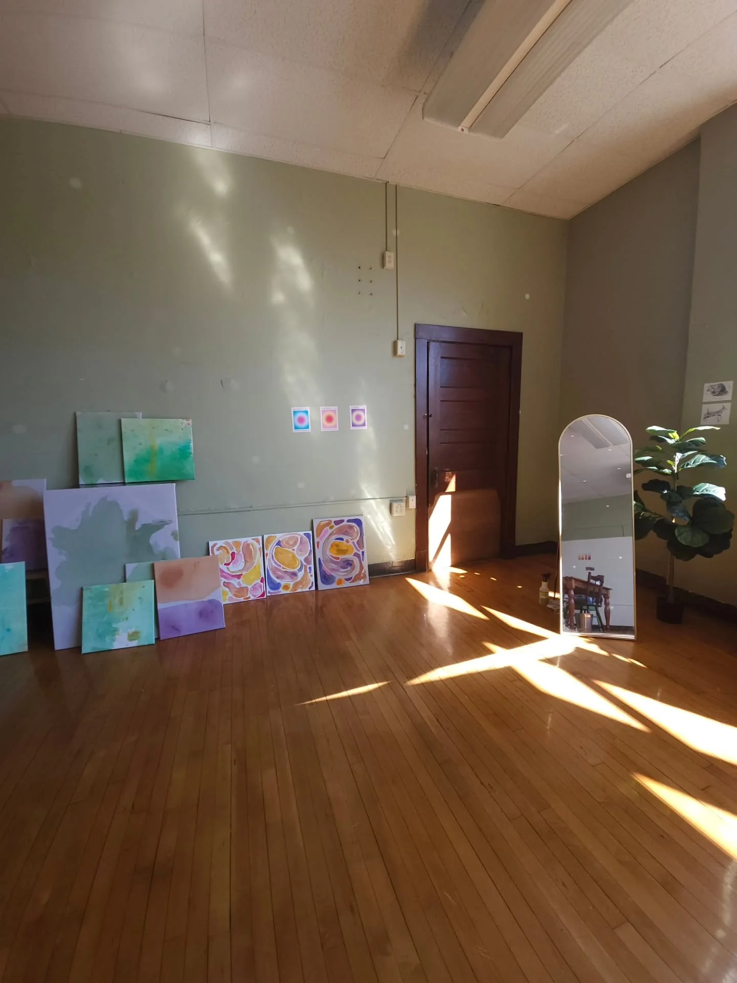 Lots of in progress work lately 💫 
  Ive been rotating from one thing to the next and taking space to work through my new collections slowly and with intention. 
  Coming to the studio each morning and approaching what is speaking to me. So much gre