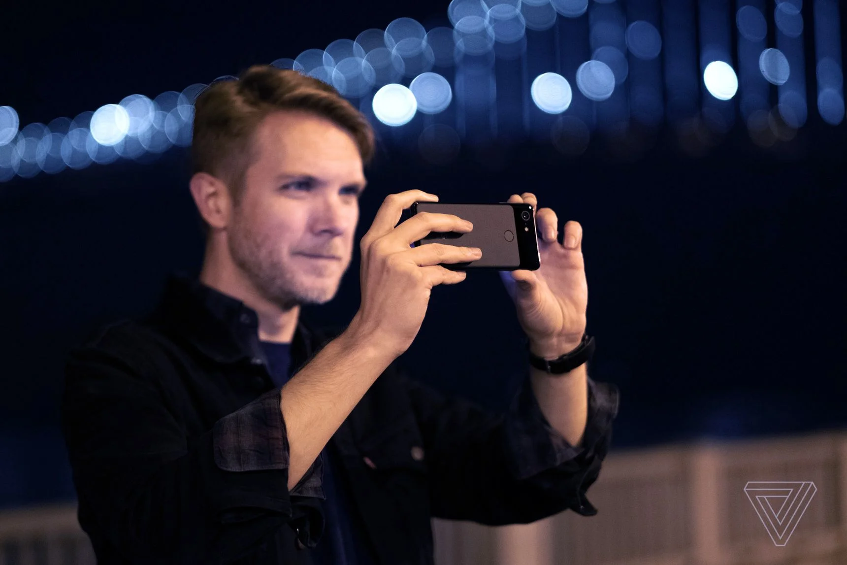 The Verge couldn't resist turning its "nobody is buying Apple-Samsung anymore" story into a native ad for Google, ironically featuring a photo of the author using the Google Pixel that nobody is actually buying