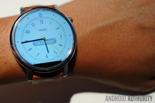 Moto 360 with bizarre flat tire display. Source: Android Authority