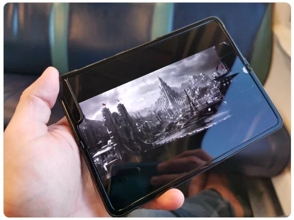It's not flawless nor well-thought out, but is Samsung's work "good enough" to gain the lead and relegate Apple into a niche? Source: @Jaime_Rivera, PocketNow