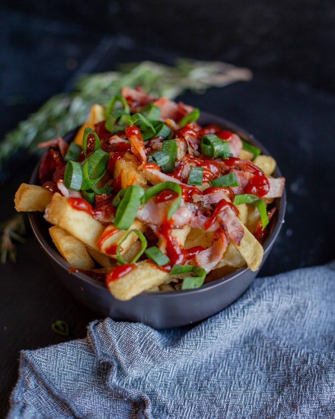 Have you tried our loaded fries? 
Smoked bacon bits, melted cheese, spring onions and house BBQ sauce served with aioli. Grab a serve with you favourite dish! 
#cheatday #themeatpreachers #queenstowneats #fries #loadedfries