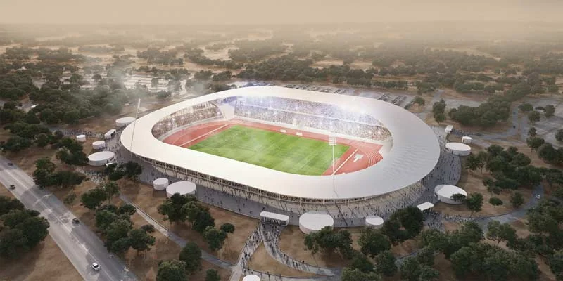 Dans le cadre de la prochaine Coupe d’Afrique des Nations qui se tiendra en 2021, l’agence française SCAU a décroché la conception du stade de Yamoussoukro. Monumentale mais minimaliste, l’enceinte disposera de trois gradins « enterrés » dans la déclivité naturelle du terrain…