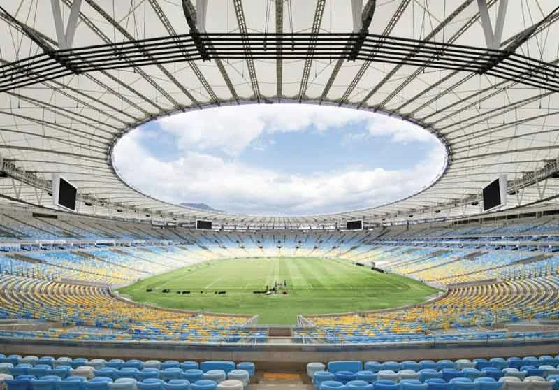 La couverture du mythique stade Maracanã à Rio de Janeiro se compose d’une membrane en fibre de verre revêtue de PTFE, suspendue entre des piliers radiaux.
