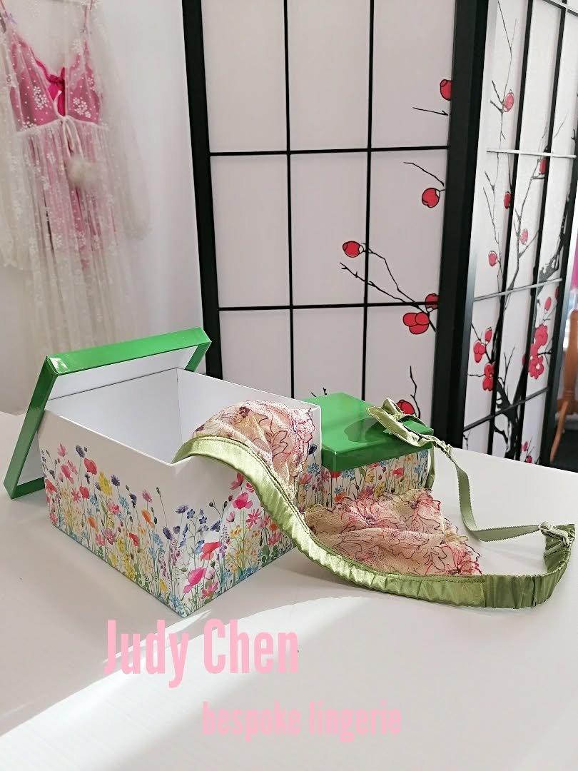 Silk and lace are often paired and matched perfectly with your gift box, I just love imagining how excited my clients will be to unbox an order like this..!? They will enjoy it with this gorgeous lingerie looks 🌹#bespokelingerie #braletteoutfit #sil