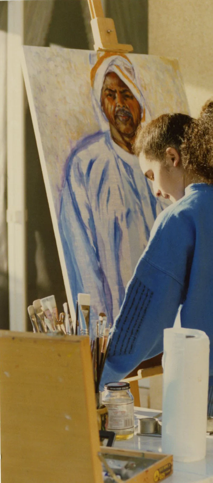 Halla painting Izzadin, at the Artists’ home in Riyadh, 1989