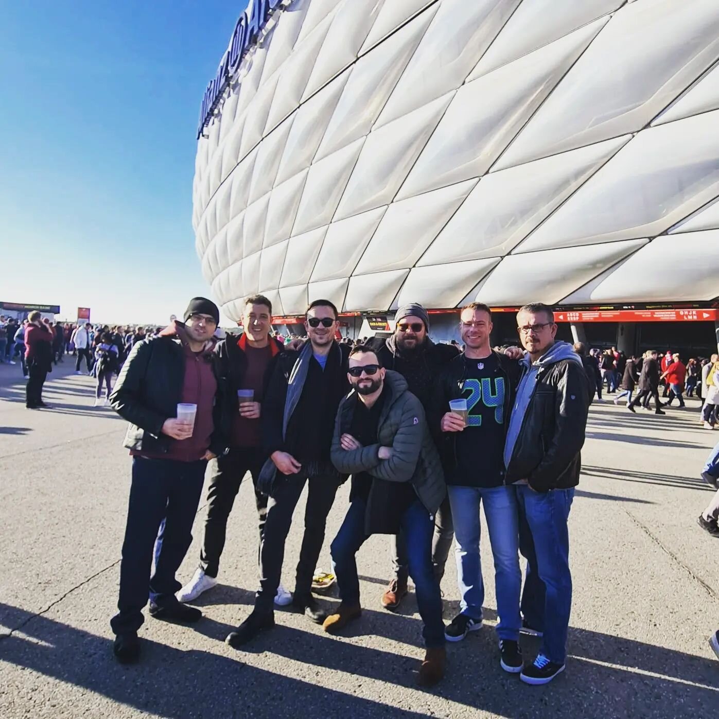 Celebrating some #nfl action.

@icke41 @ransport 
@alexmachtsachen
@shaswal
@andrej.hundertacht

#credic #football #rannfl #munichgame #history #goat #seehawks #seattle #buccaneers #tampabay #cyberportde #nflmunich