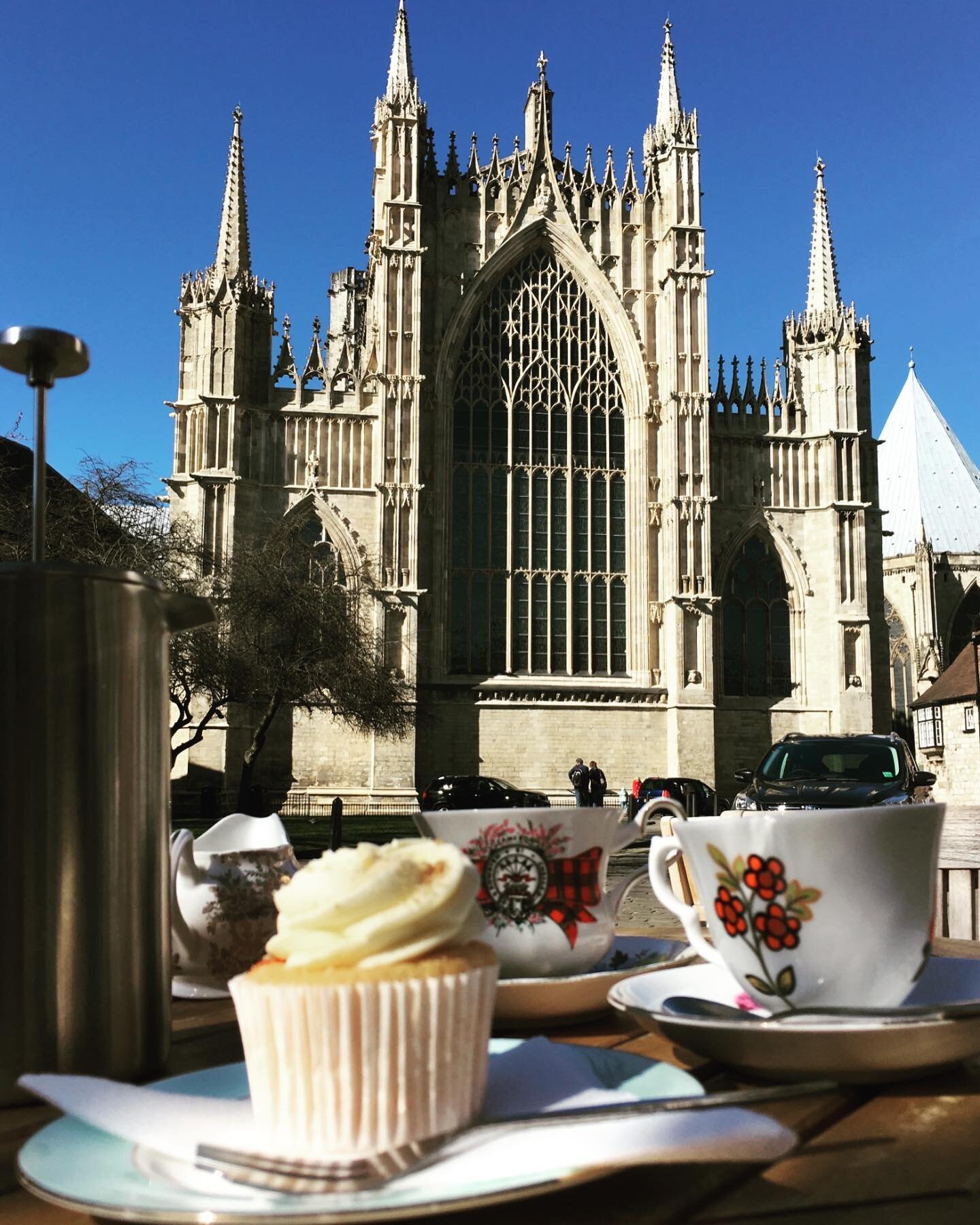 What&rsquo;s your favourite thing to do in York? 💙 We can&rsquo;t resist coffee + cake with a side of those Minster views at @crumbscupcakeryyork #madeinyork #loveyork 

#harvestmoonsnacks #lovelocal #madeinyorkshire #yorkindie #thisisyork #yorkmins