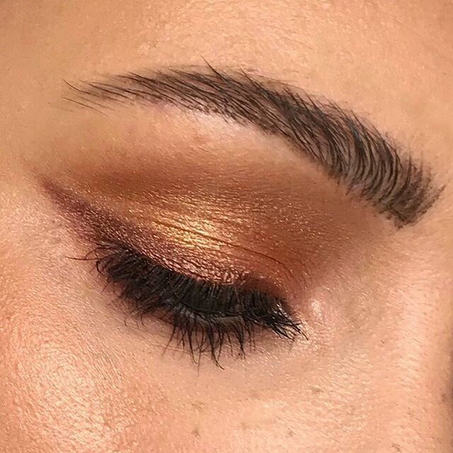 A little gold toned eye makeup from this morning, inspired by today&rsquo;s glorious sun ☀️ Appreciating the feeling of throwing open the window and feeling some warmth from the sun, even whilst just admiring from inside. Hope everyone is keeping saf