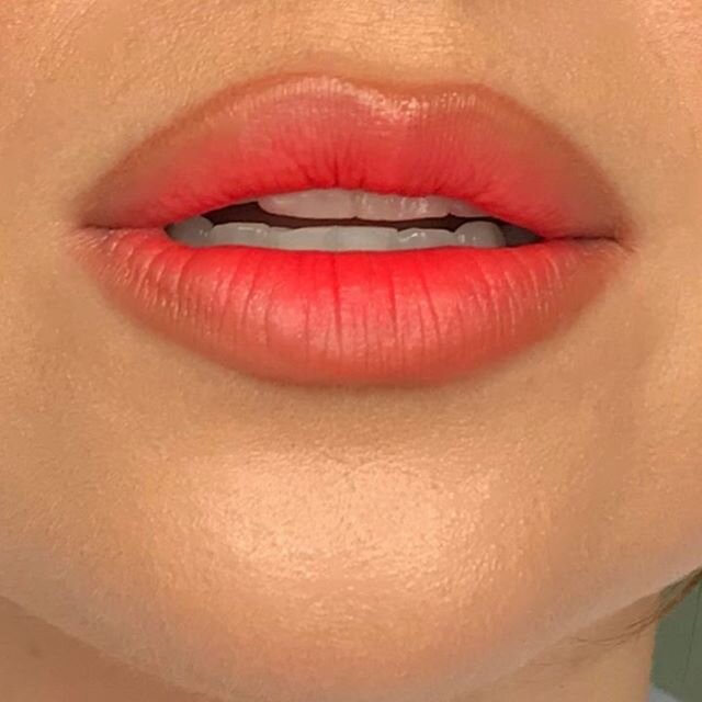 Wearable Gradient Lip, my favourite way to wear a brighter colour💄 - This technique works so well with any colour choice, orange, red, plums, browns! 
Apply a nude lipliner to define the shape, a mid tone colour all over, with the brightest shade yo