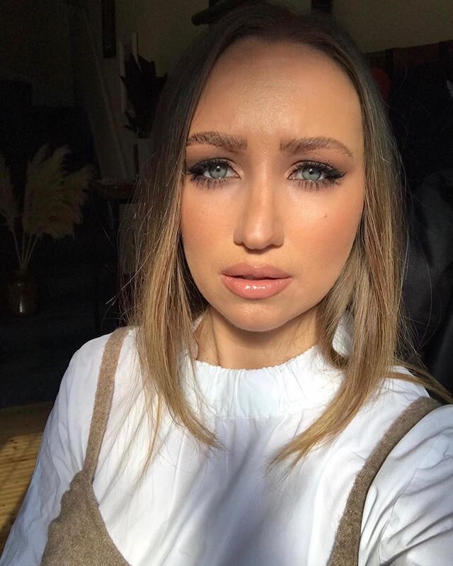 Happy Easter Family and Friends! 🐣 
Just finished filming my Neutral Smokey eye, just in time for golden hour! Ignored the whole pile of makeup and brushes mess I&rsquo;d made to take some photos 🌅 ALSO majorly want to cut my hair to this length so
