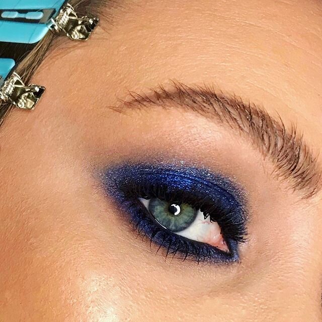 🦋💎🦋💎🦋 Royal navy toned eye make up is just magic for the eyes, whitens the white of the eye and pops every eye colour. With these high pigment shadows I love to apply pressed on with a finger to get the most colour pay off. 
Products used:
@bobb