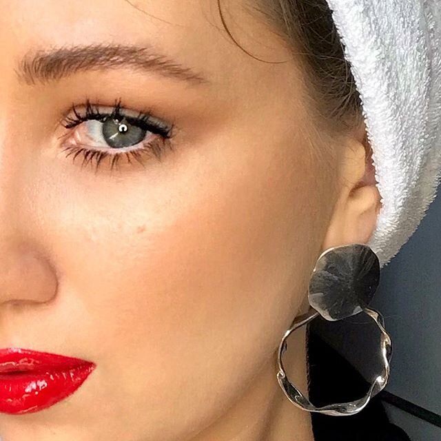 Anyone else plan on rocking a glossy red lip this weekend?!❣️
Didn&rsquo;t give one bit of notice to my neighbours watching me stand by the window in full glam makeup in my sweats trying to get the angles!

Products: @bobbibrownuk Shine Intense lipst