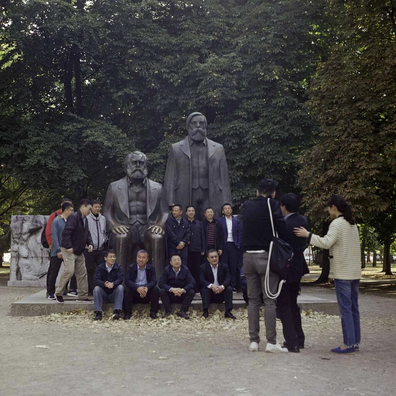 2019-09-12_Marx_Engels_Chinesen_Yashica_MAT-124_Fuji_PRO400H_web.jpg