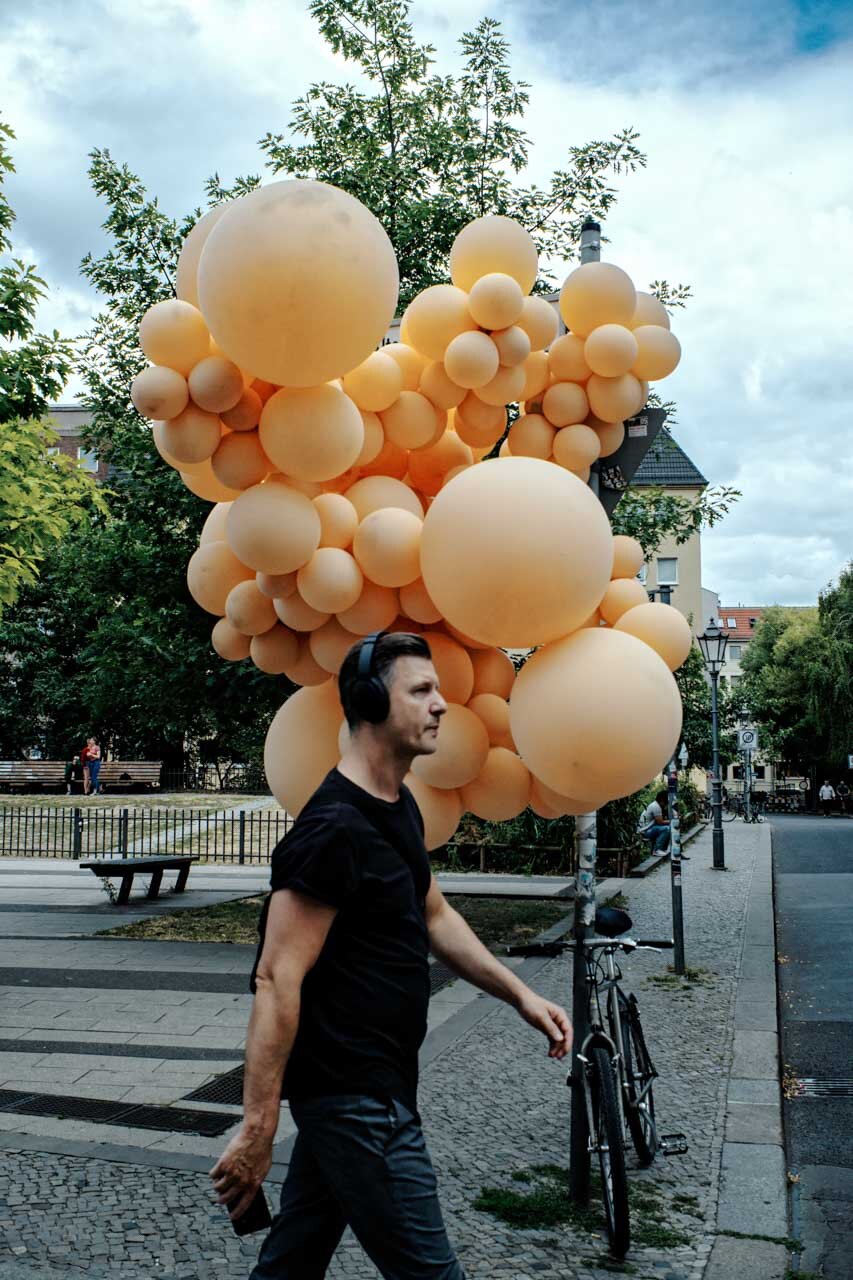 2018-07-09_Ballons_Kopfhoerer_Fuji_XT-2_Kodachrome25_web.jpg