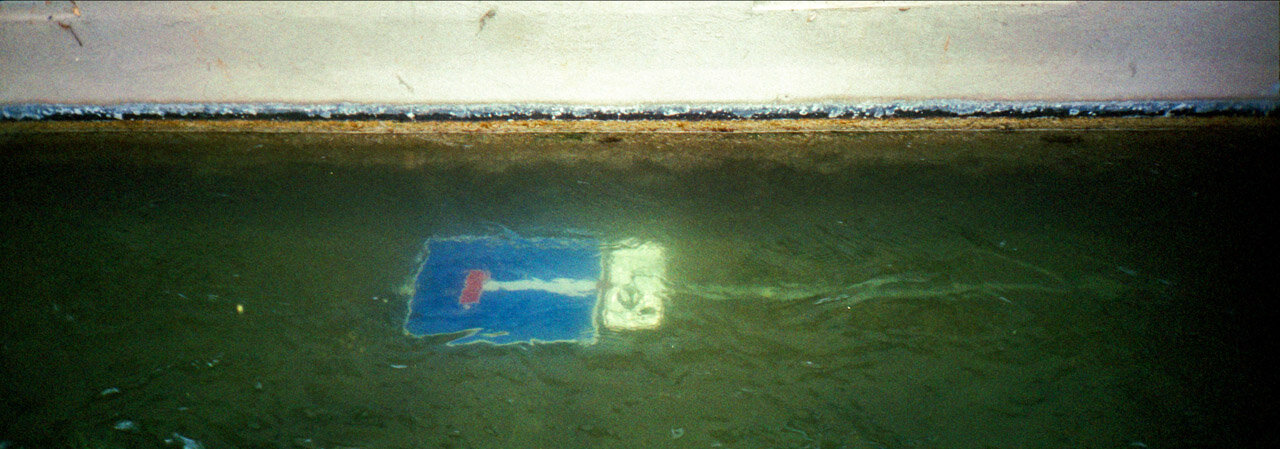 2019-07-16_Einbahnstrassenschild_im_Bach_Minolta_Panorama_Agfa_Vista200_web.jpg