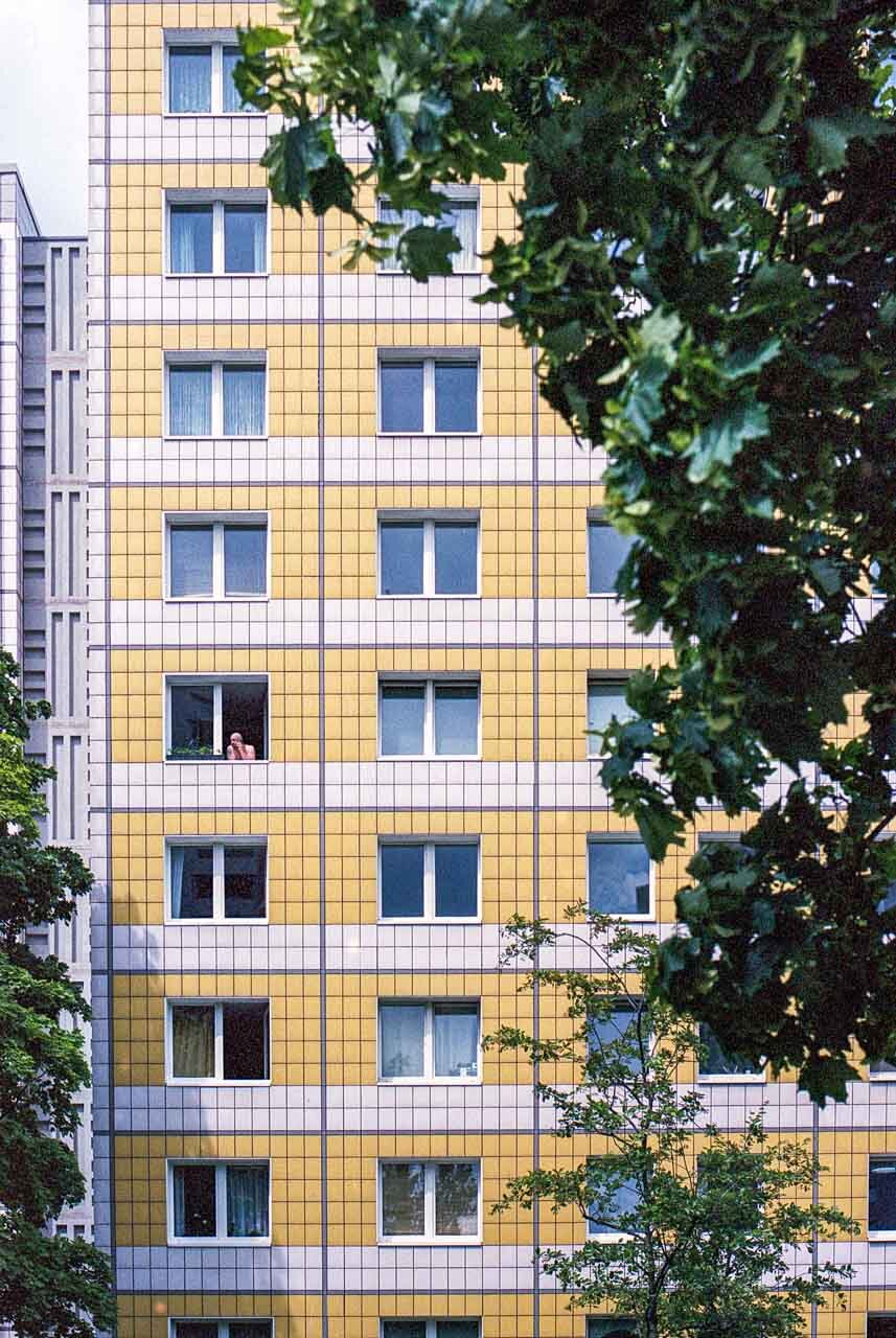 2021-06-22_Wohnhaus_gelb_telefonierender_Mann_Nikon_F3_Portra_160_NC_web.jpg