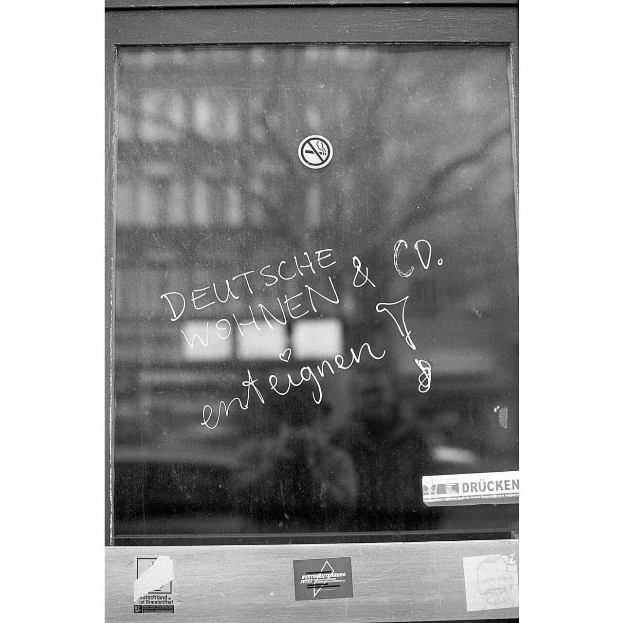 _
_
_
_
_
_
_
_
_
_
_
_
_
_
_
_
_
#streetphotography #streetphoto #allaboutstreet #cityphotography #bestoftheday #photojournalism #stayestray #street_vision #reportage #shootfilmbenice #documentaryphotography #believeinfilm #filmisnotdead #ishootfilm