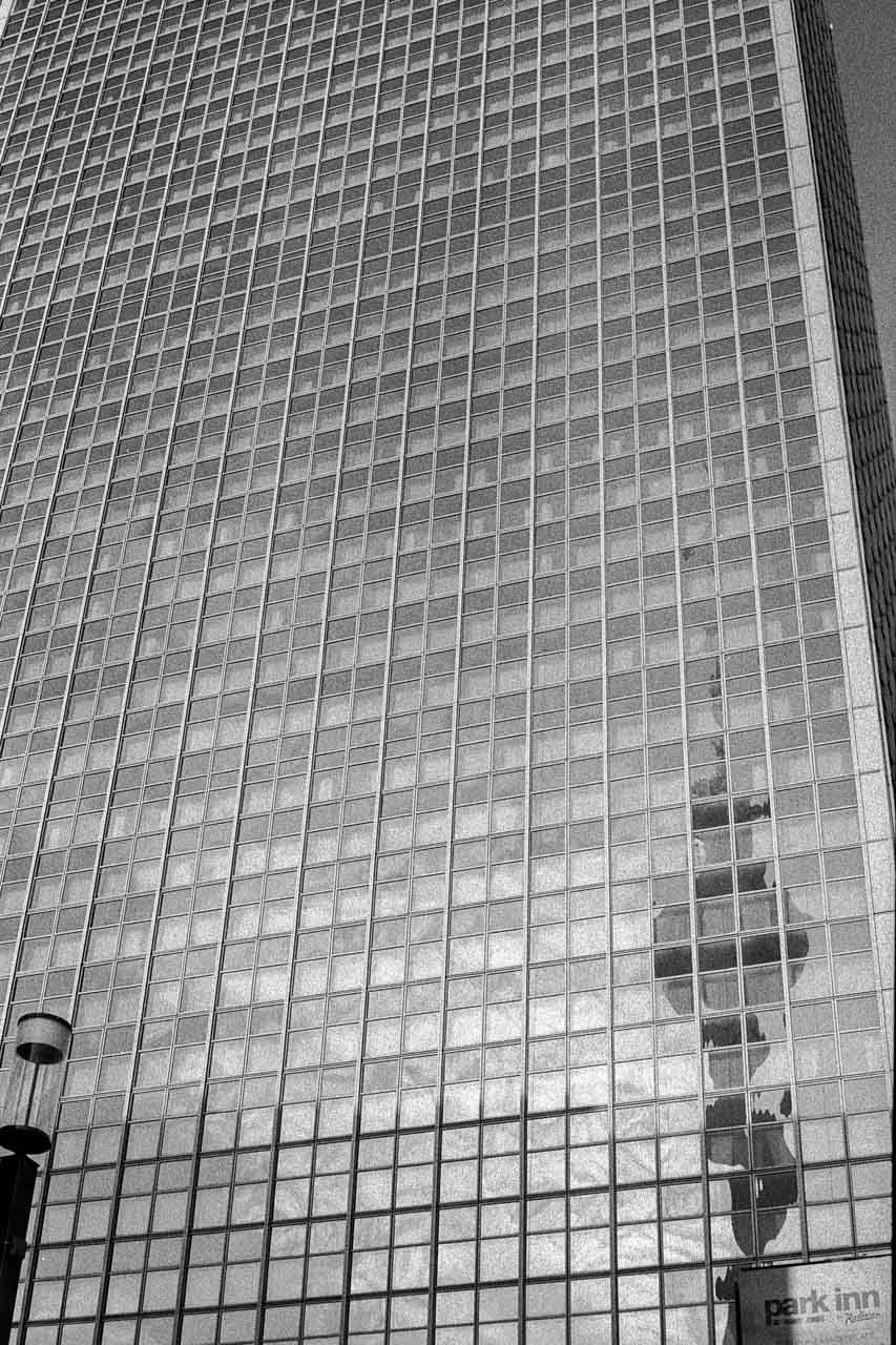 2021-11-27_Park_Inn_Leica_M6_Ilford_HP5+_web.jpg