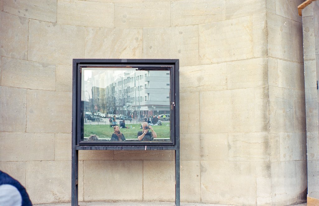 2022-03-28_Selfie_Volksbuehne_Leica_M6_Kodak_Ektar_web.jpg