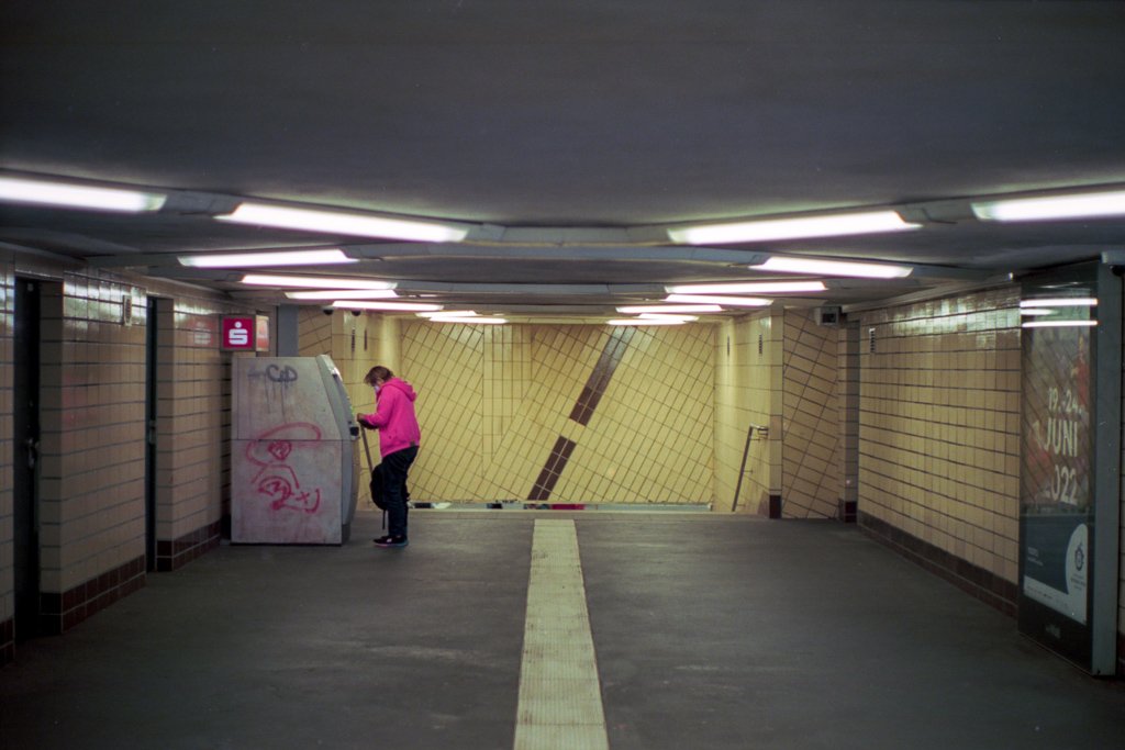 2022-06-08_U-Bahnhof_Vinetastrasse_Leica_M6_Portra_800_web.jpg