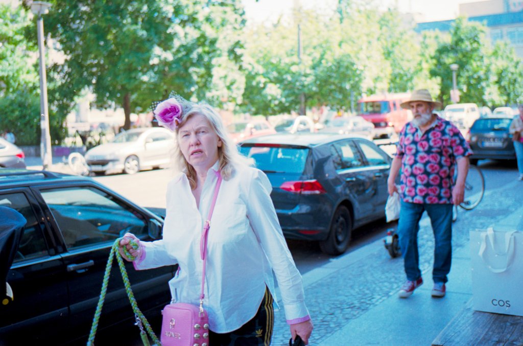 2022-06-08_Pink_Paar_Mitte_Leica_M6_Portra160@80_web.jpg