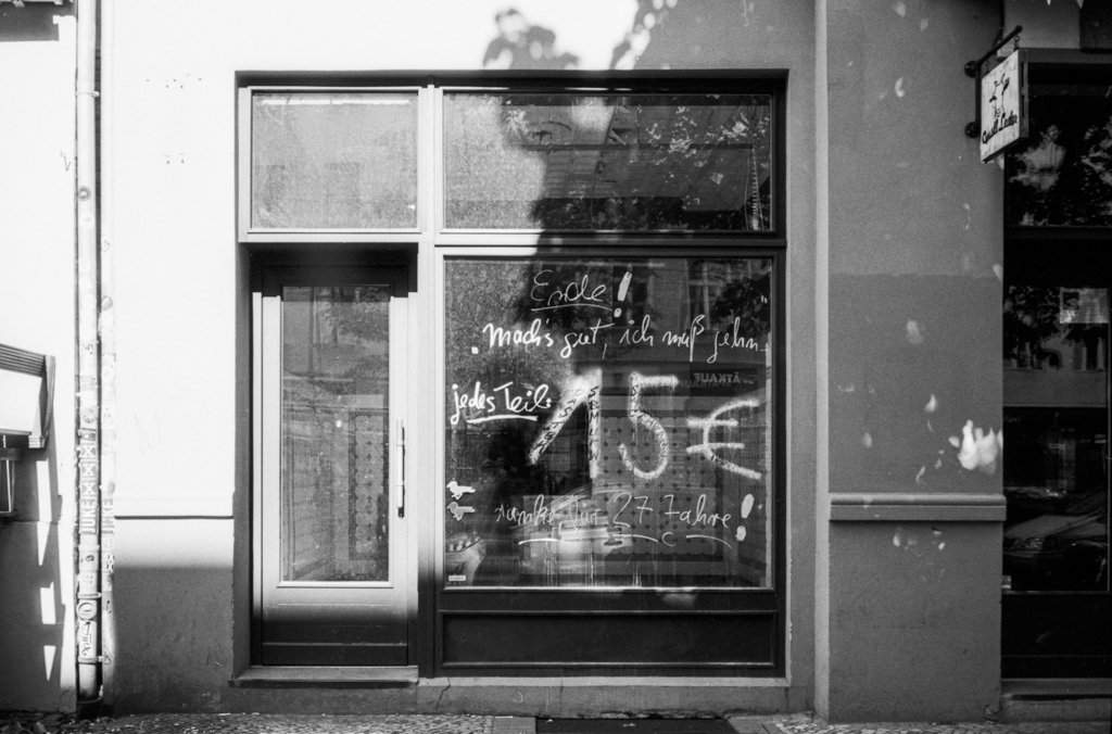 2022-05-08_Ladenschliessung_Leica_M6_Fomapan100_web.jpg