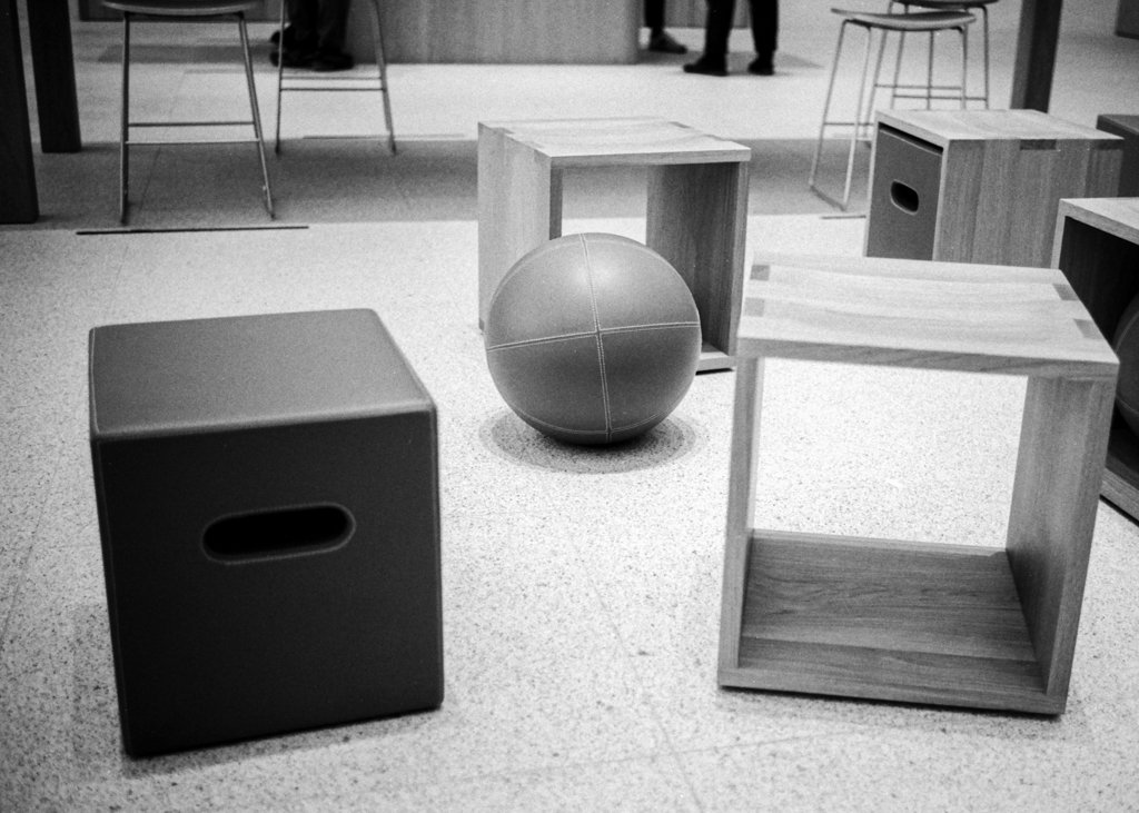 2022-05-08_Apple_Store_Leica_M6_Fomapan100_web.jpg