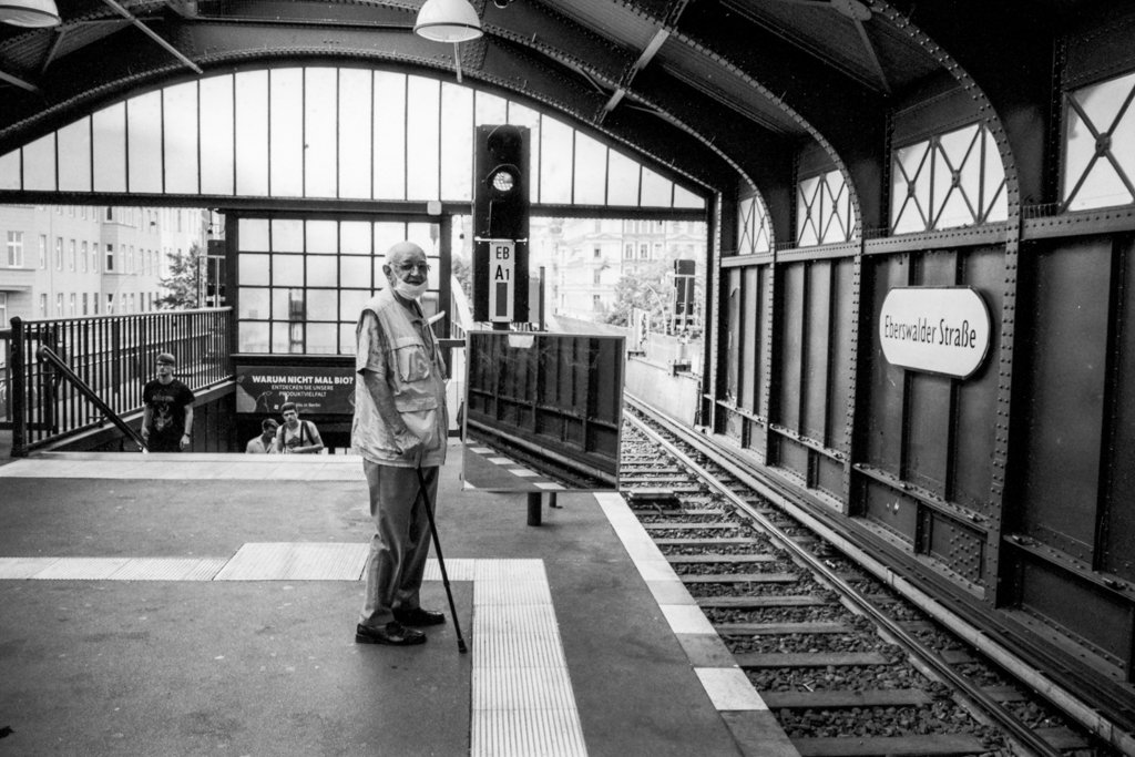 2022-08-16_Mann_Gehstock_U-Eberswalder_Leica_M6_FP4+_web.jpg