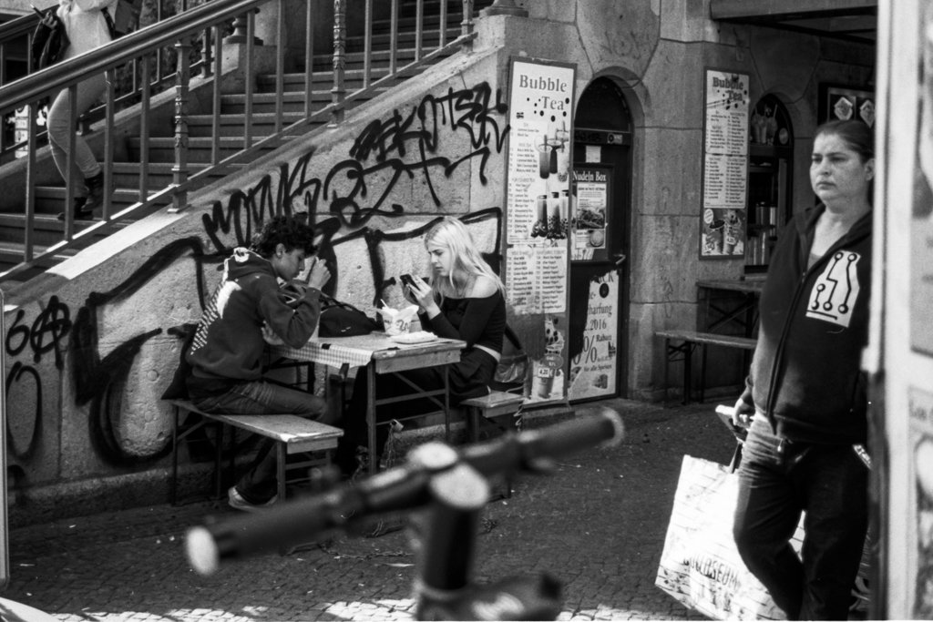 2022-06-01_Paar_am_U-Bahnhof_Eberswalder_Leica_M6_Across_II_web.jpg