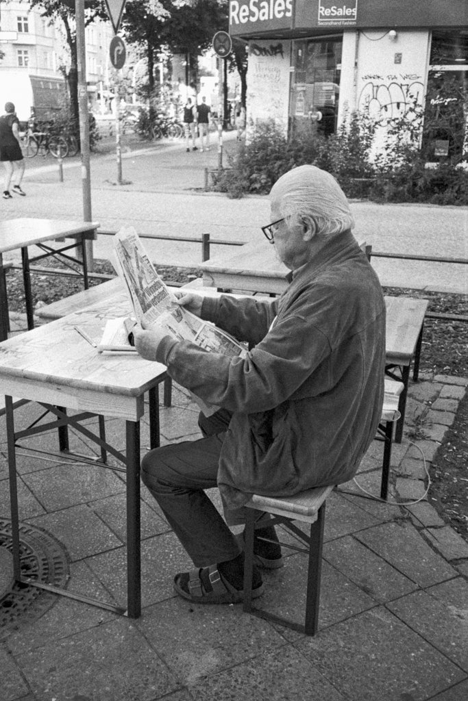 2022-08-24_Zeitungsleser_Nikon_L35AF_TMAX3200@1000_web.jpg