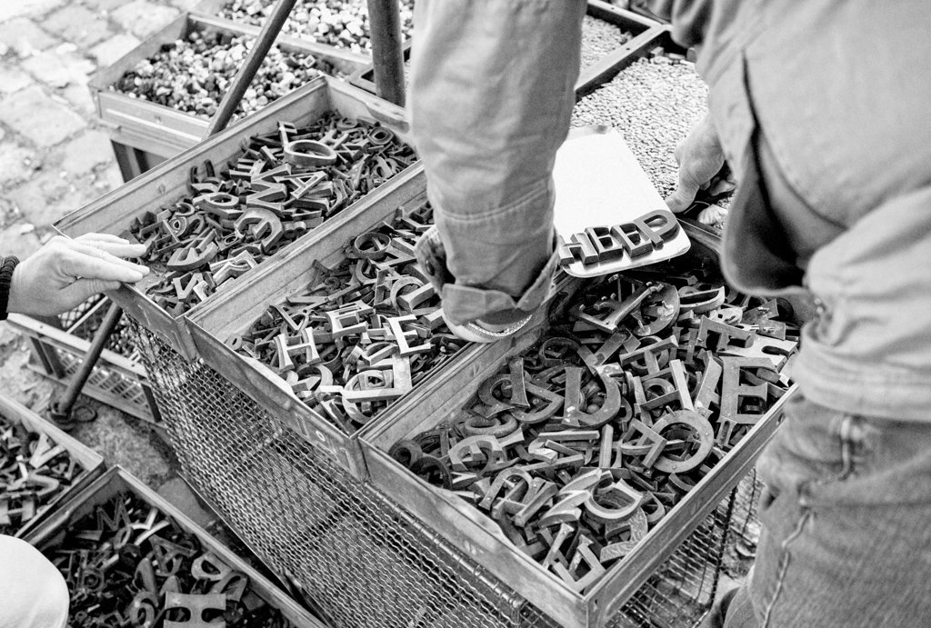 2022-09-18_Lettern_Buchstaben_Flohmarkt_Leica_M10-R_Adox_CHS100_web.jpg