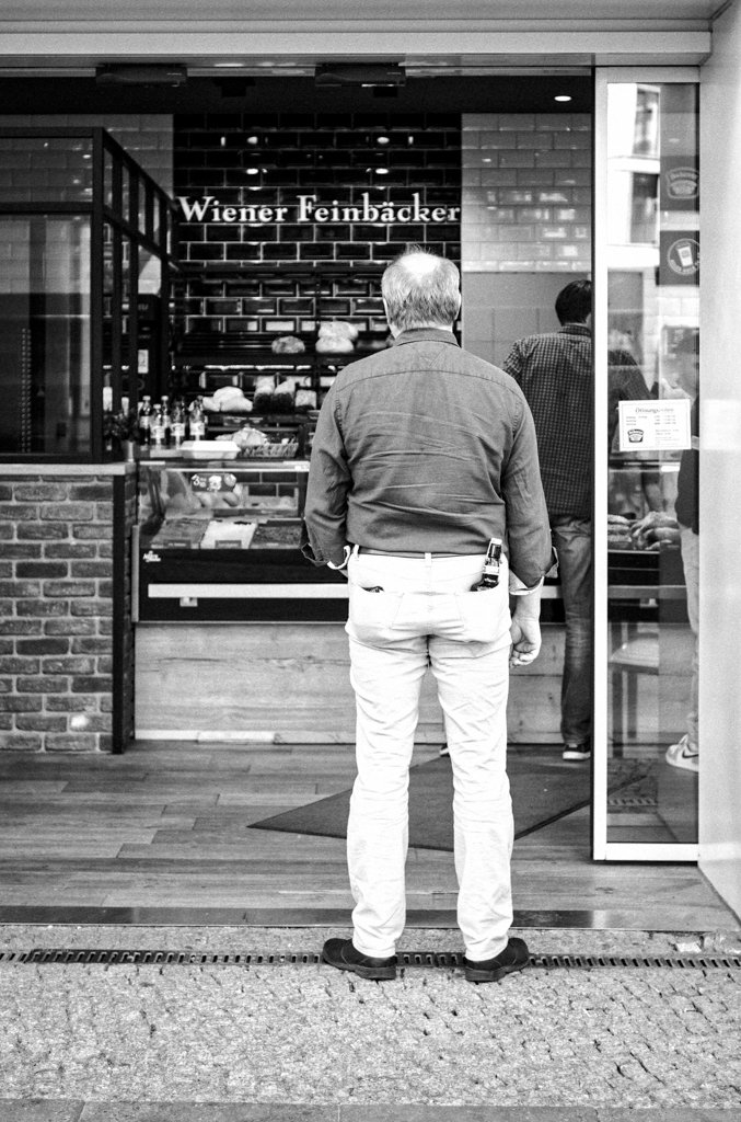 2022-09-12_Bierflasche_Hintertasche_Mann_Leica_M10-R_Fomapan100_web.jpg