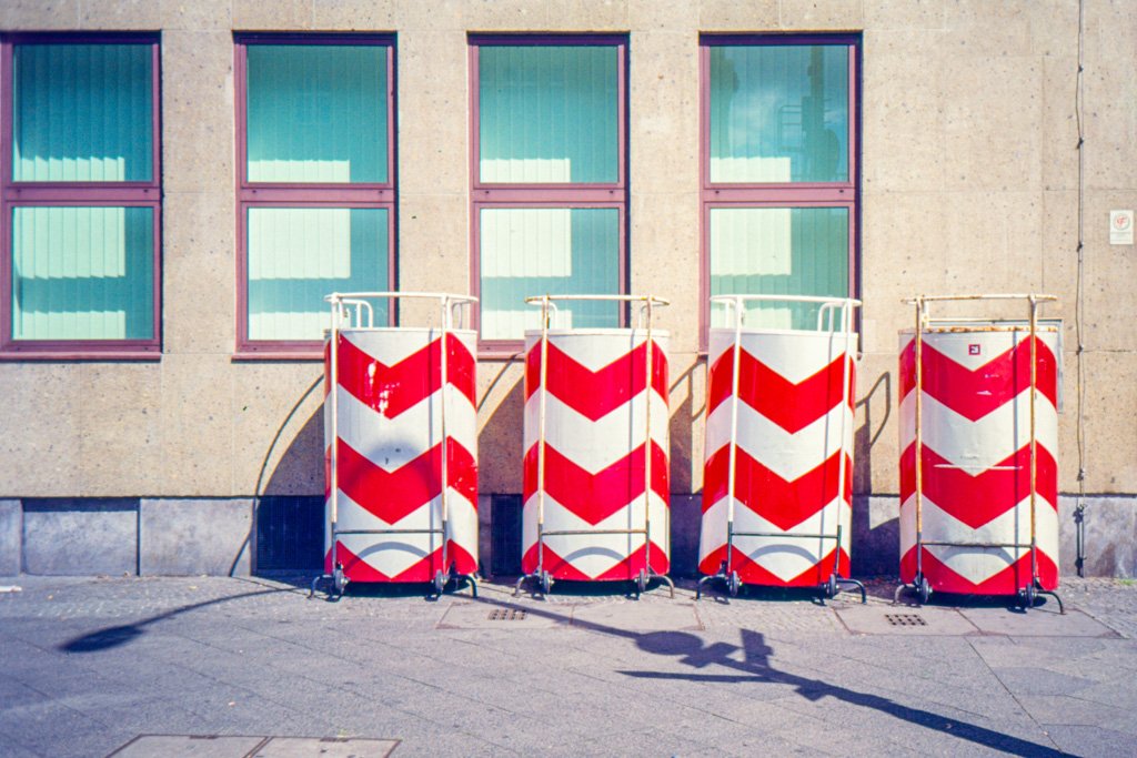 2022-08-24_Fenster_Polizeipodeste_Olympus_mju1_Kodak_Ektachrome50_web.jpg