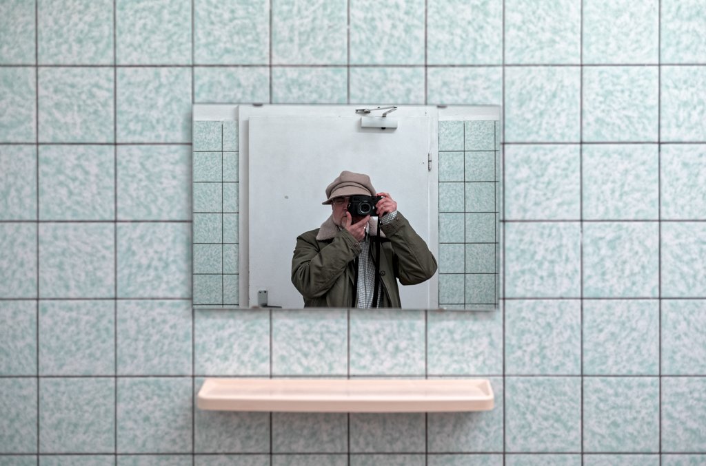2022-09-19_Selfie_Toilettenspiegel_VHS_Leica_M10-R_Adox_Color_Implosion_web.jpg