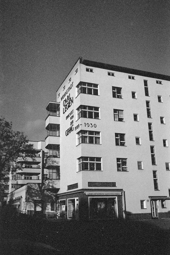 2023-01-05_Carl-Legien-Siedlung_Pentax_ME_super_JCH_Streetpan_400@200_web.jpg