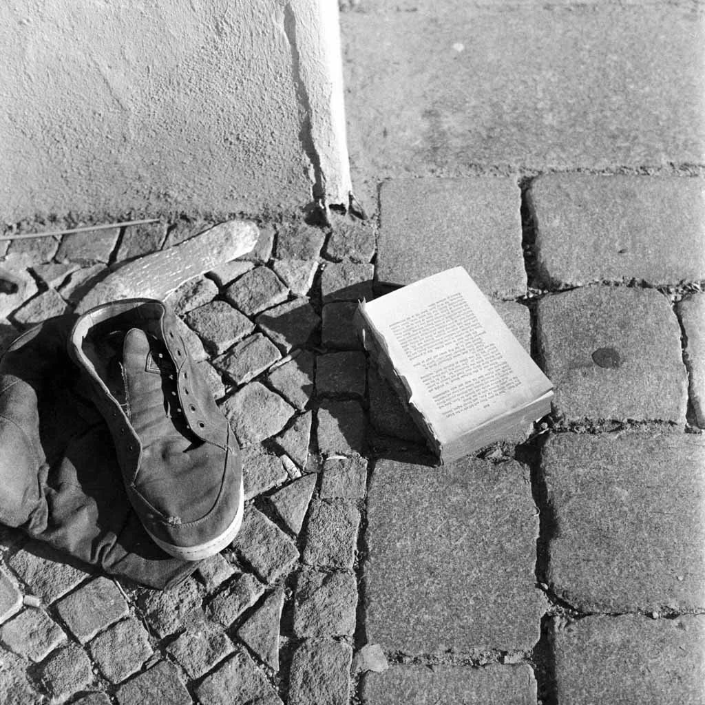2019-01-03_Schuh_und_Buch_Yashica_MAT-124_Agfa_APX400_web.jpg