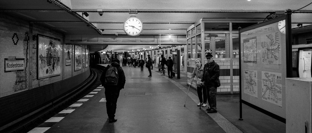 2023-02-22_Bahnsteig_U-Klosterstrasse_Leica_M10-R_400TX_web.jpg