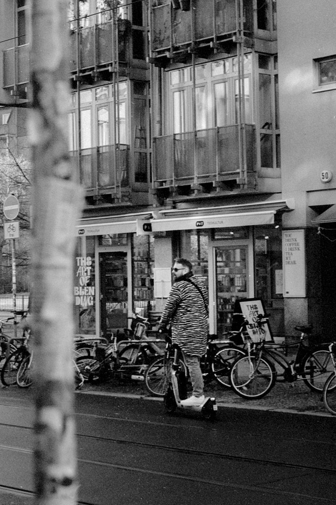 2023-02-15_Rollerfahrer_Alte_SChönhauser_FE2_JCH_Streetpan400_web.jpg