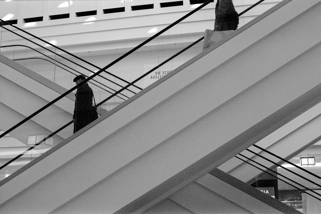 2023-02-15_Rolltreppen_Galeria_FE2_JCH_Streetpan400_web.jpg