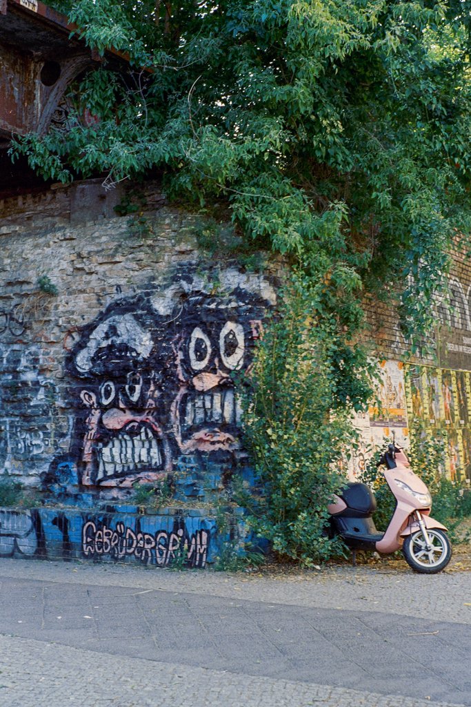 2023-06-27_Gebrüder_Grimm_Graffitil_Leica_M6_Silbersalz35_web.jpg