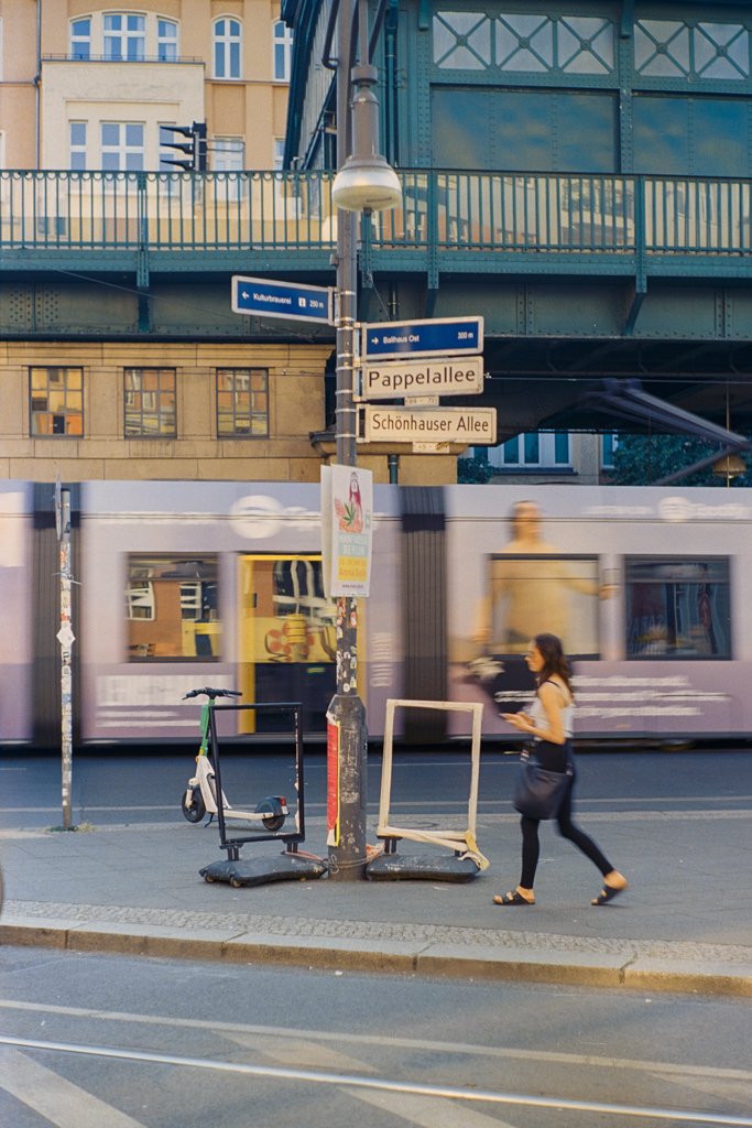 2023-06-27_Passantin_Eberswalder_Leica_M6_Silbersalz35_web.jpg