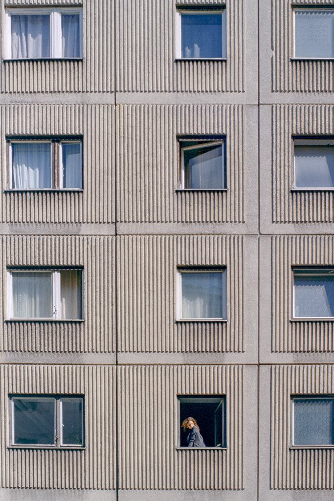 2023-06-27_Plattenbau_Frau_Leica_M6_Silbersalz35_web.jpg