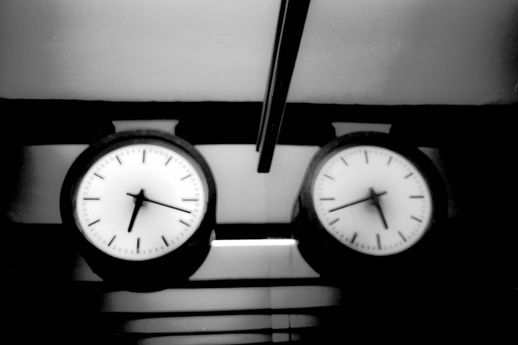 2018-07-01_U-Bahnhof_Uhr_gespiegelt_X-700_Rollei_Retro_400S_web.jpg