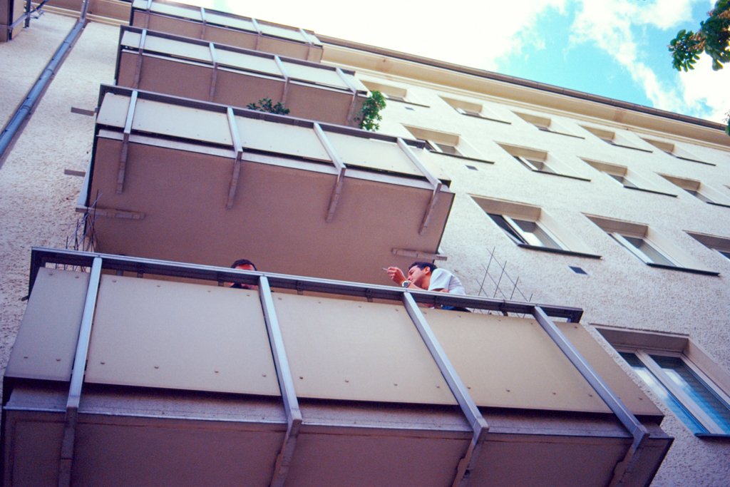 2018-06-14_Jungs_suf_dem_Balkon_Pentax_MEsuper_Ektachrome50_web.jpg