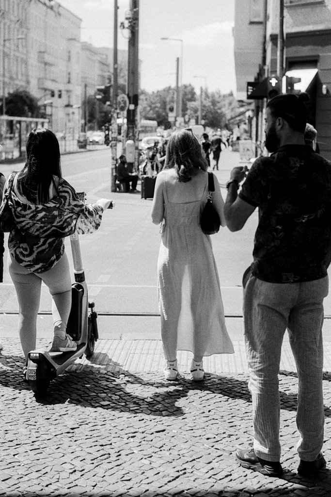 2023-06-16_Frau_Schatten_Eberswalder_Leica_M6_Eastman_Kodak_XX_web.jpg